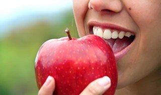 Apple and teeth