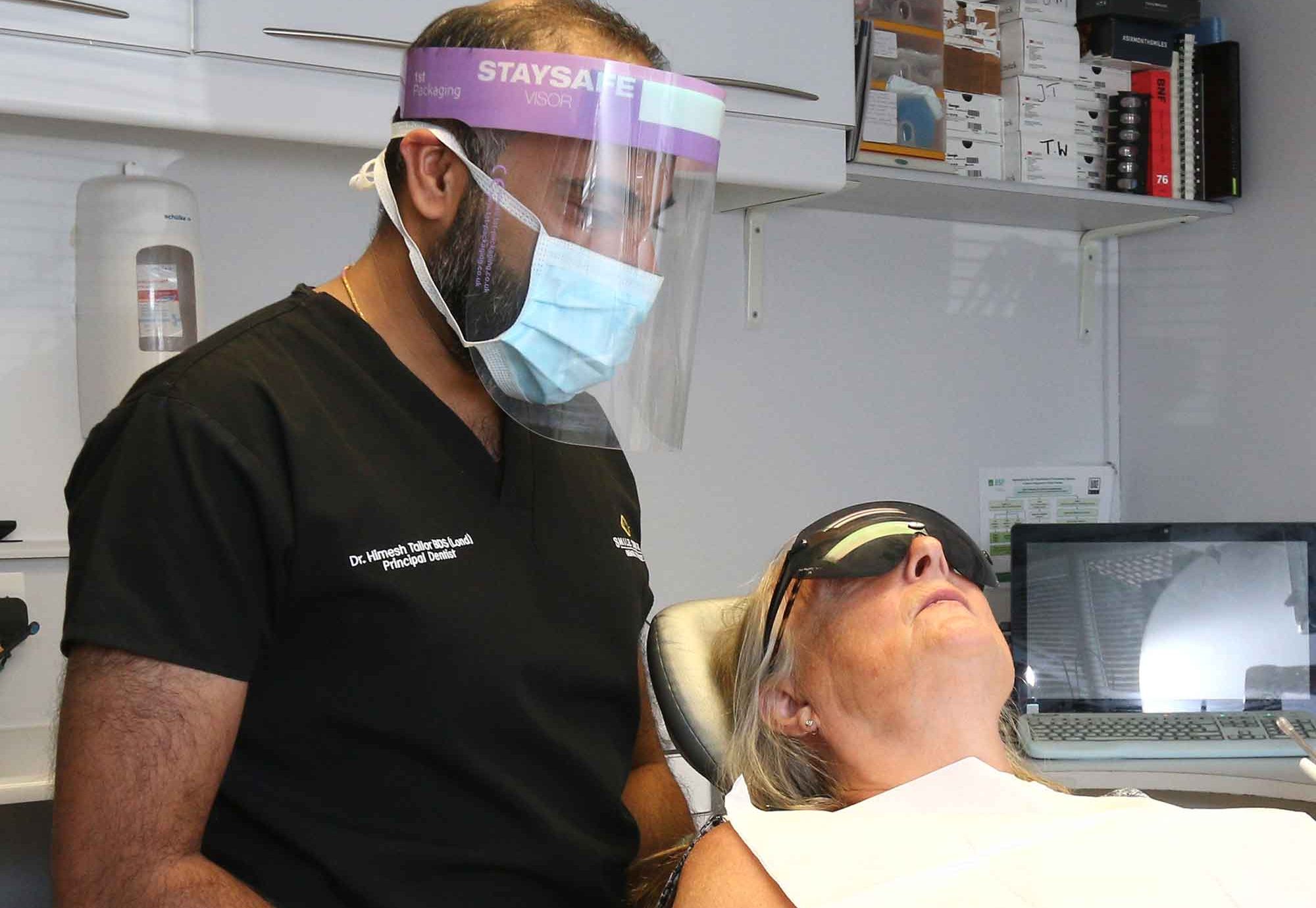 dentist using staysafe visor